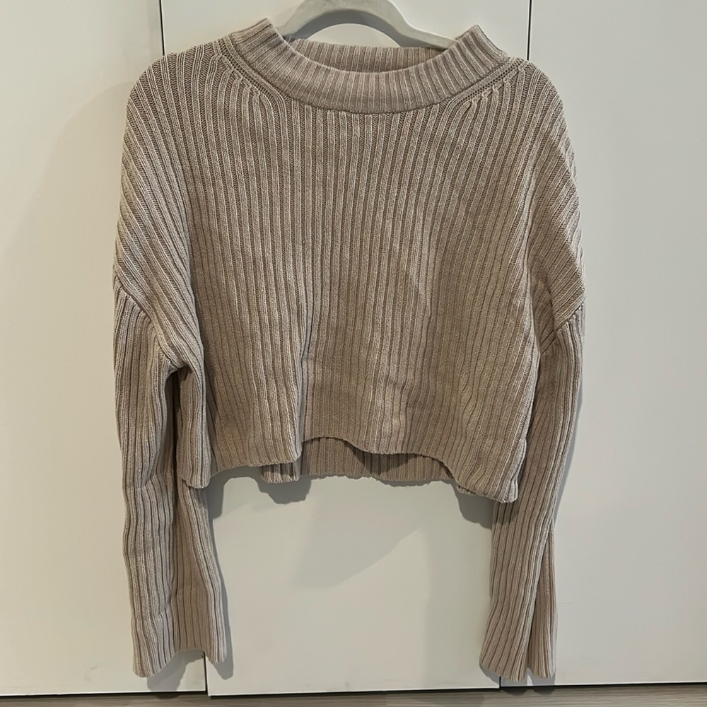 H&M sweater. Slightly cropped with bell sleeves. Good condition.